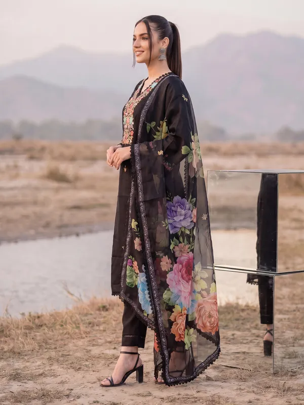 Black_Printed_Silk_Blend_Kurta_Trouser_Dupatta_Set
