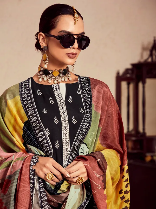 Black_Printed_Straight_Kurta_Trousers_With_Dupatta_Set