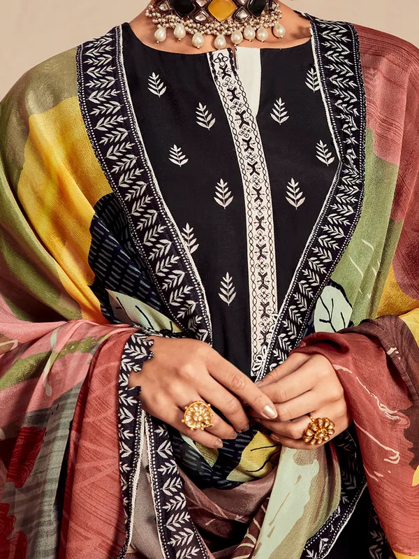 Black_Printed_Straight_Kurta_Trousers_With_Dupatta_Set