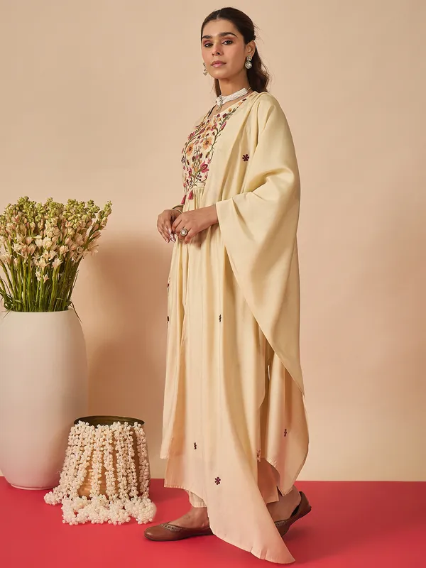 Cream_Embroidered_Silk_Kurta_Trouser_Dupatta_Set