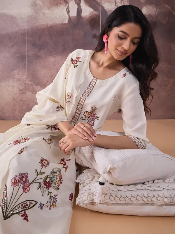 Cream_Embroidered_Silk_Kurta_Trouser_Dupatta_Set