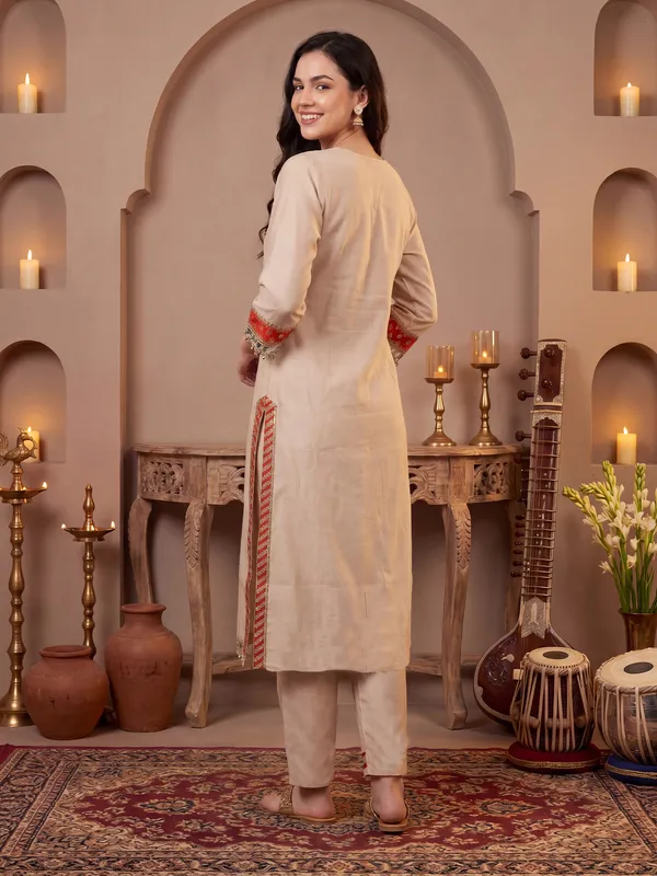 Cream_Embroidered_Silk_Blend_Kurta_Trouser_Dupatta_Set
