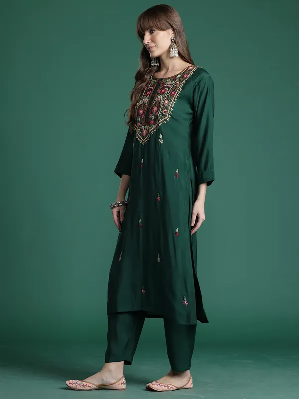 Green_Silk_Blend_Embroidered_Kurta_Trouser_Dupatta_Set