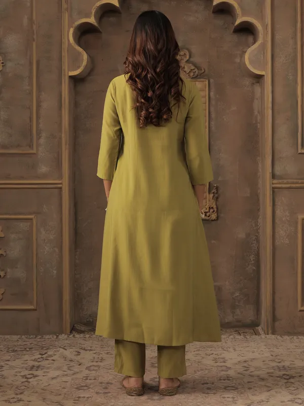 Green_Silk_Blend_Embroidered_Kurta_Trouser_Dupatta_Set