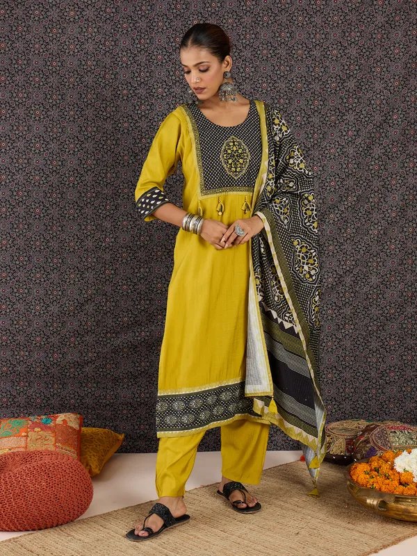 Green_Pure_Cotton_Printed_Kurta_Trouser_Dupatta_Set