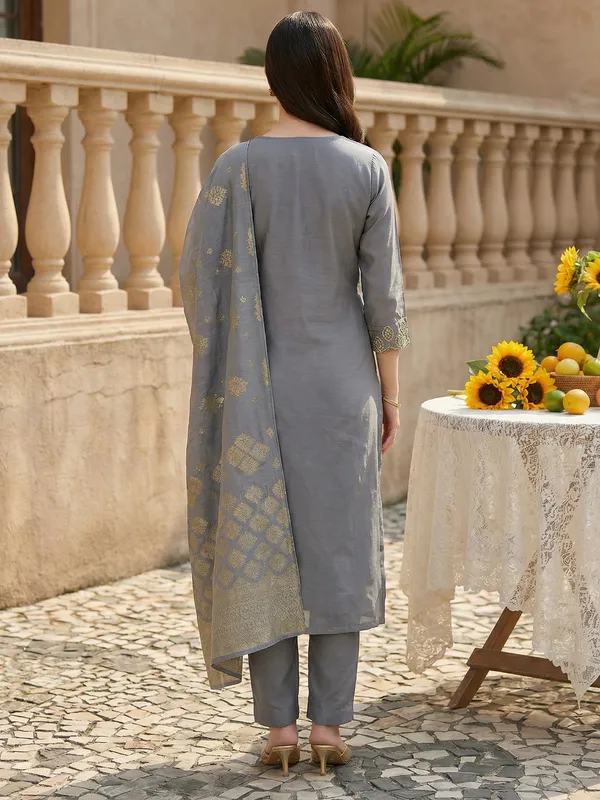 Grey_Embroidered_Silk_Blend_Kurta_Trouser_Dupatta_Set