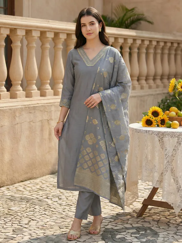 Grey_Embroidered_Silk_Blend_Kurta_Trouser_Dupatta_Set