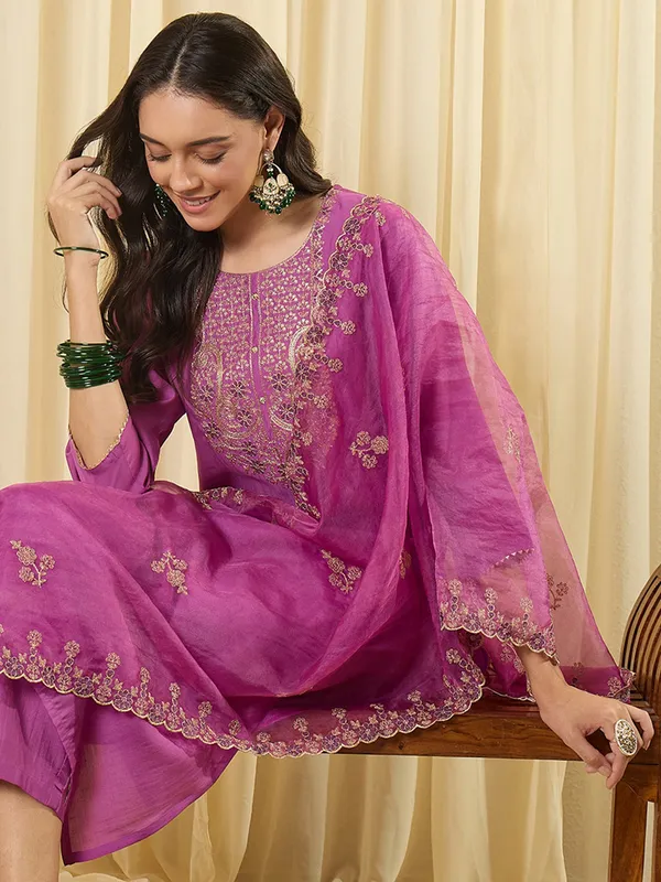 Lavender_Silk_Blend_Embroidered_Kurta_Trouser_Dupatta_Set