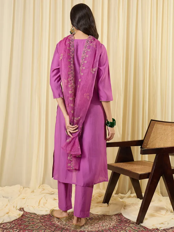 Lavender_Silk_Blend_Embroidered_Kurta_Trouser_Dupatta_Set