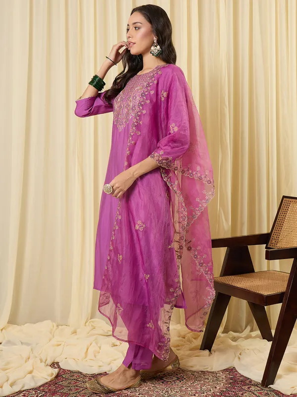 Lavender_Silk_Blend_Embroidered_Kurta_Trouser_Dupatta_Set