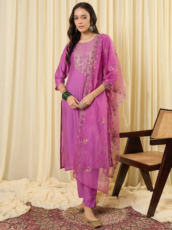 Lavender_Silk_Blend_Embroidered_Kurta_Trouser_Dupatta_Set