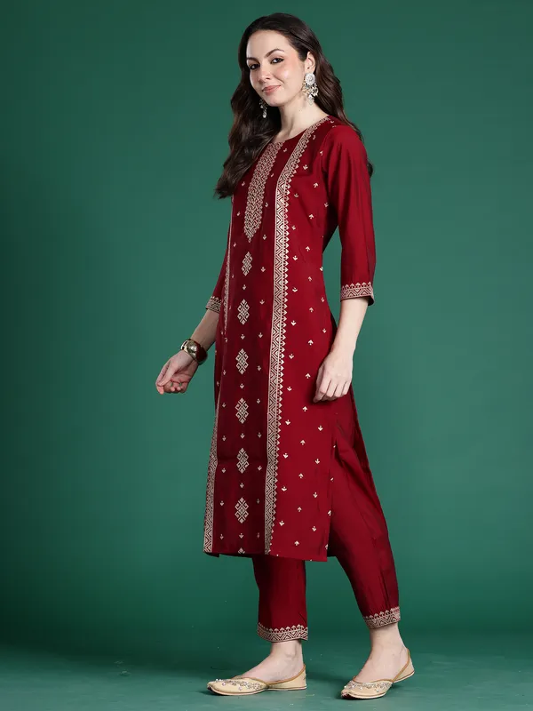 Maroon_Silk_Blend_Embroidered_Kurta_Trouser_Dupatta_Set