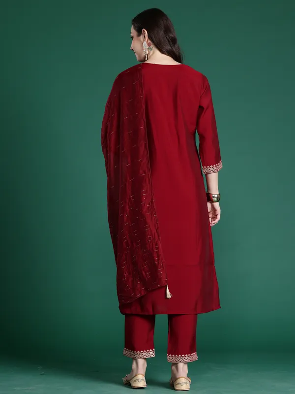 Maroon_Silk_Blend_Embroidered_Kurta_Trouser_Dupatta_Set