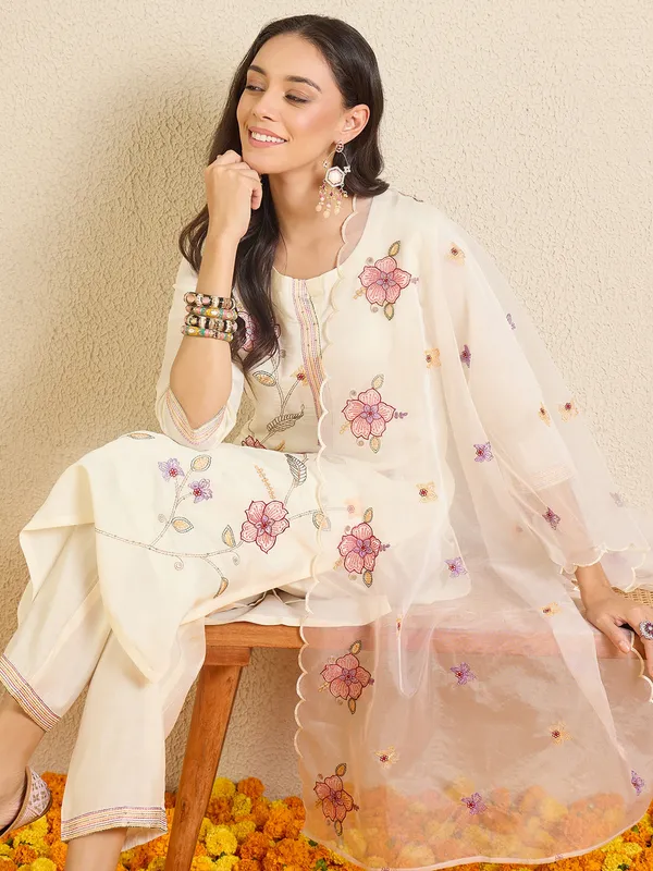 Off_White_Embroidered_Silk_Blend_Kurta_Trouser_Dupatta_Set