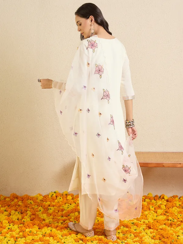 Off_White_Embroidered_Silk_Blend_Kurta_Trouser_Dupatta_Set