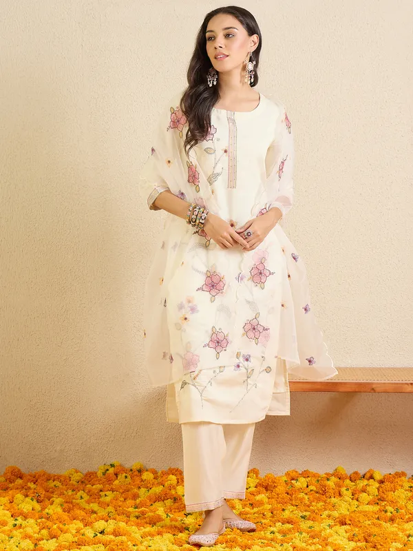 Off_White_Embroidered_Silk_Blend_Kurta_Trouser_Dupatta_Set