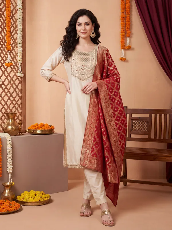 Off_White_Embroidered_Silk_Blend_Kurta_Trouser_Dupatta_Set