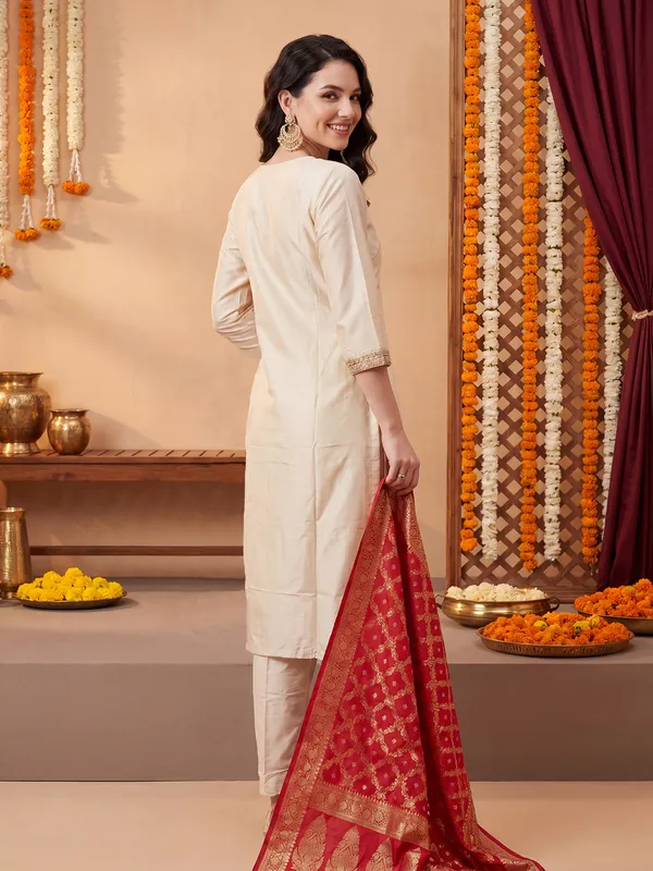 Off_White_Embroidered_Silk_Blend_Kurta_Trouser_Dupatta_Set