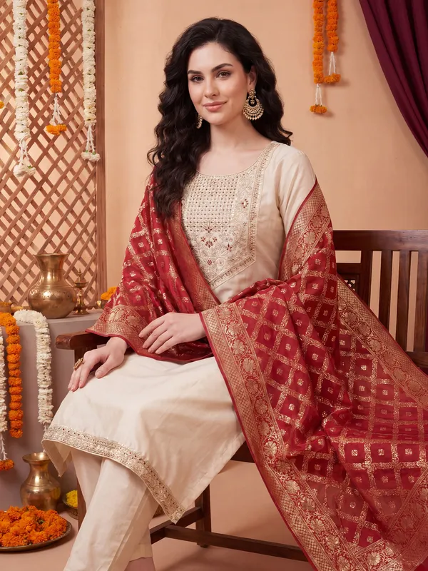 Off_White_Embroidered_Silk_Blend_Kurta_Trouser_Dupatta_Set