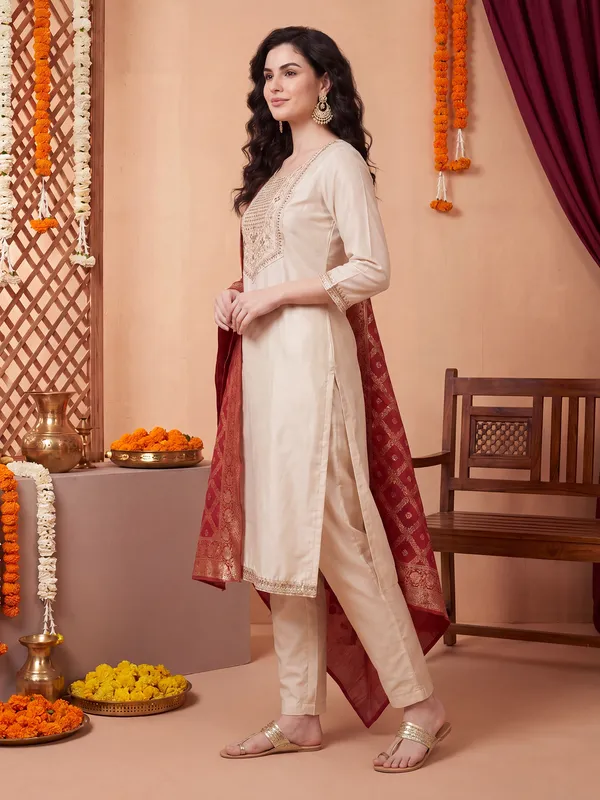 Off_White_Embroidered_Silk_Blend_Kurta_Trouser_Dupatta_Set