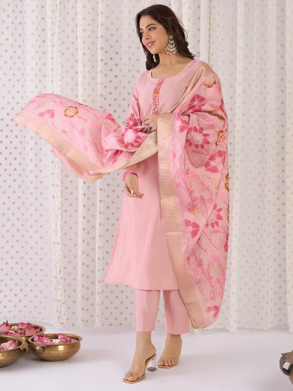 Peach_Embroidered_Silk_Blend_Kurta_Trouser_Dupatta_Set
