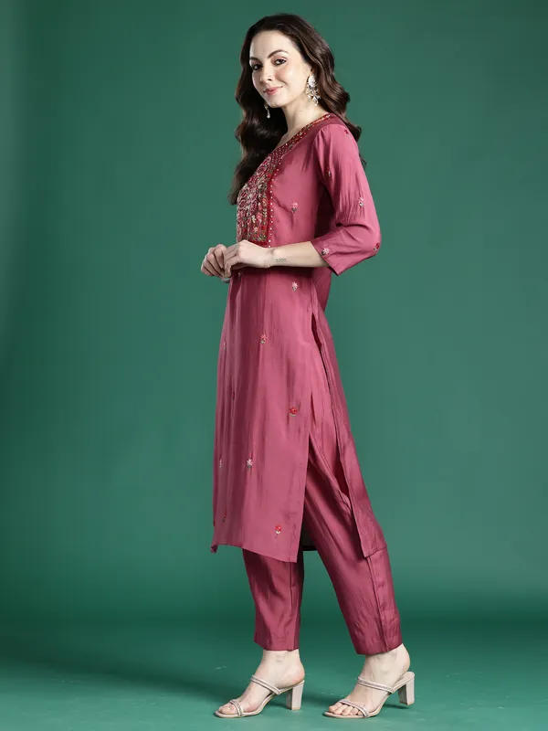 Pink_Silk_Blend_Embroidered_Kurta_Trouser_Dupatta_Set