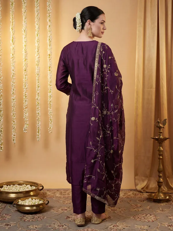 Purple_Silk_Blend_Embroidered_Kurta_Trouser_Dupatta_Set