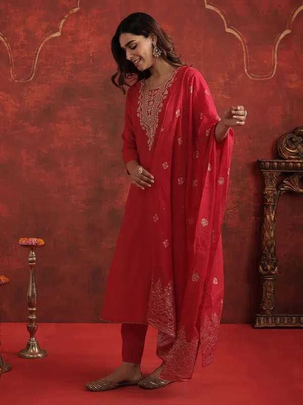 Pink_Embroidered_Silk_Blend_Kurta_Trouser_Dupatta_Set