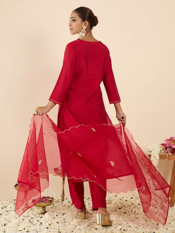 Pink_Silk_Blend_Embroidered_Kurta_Trouser_Dupatta_Set