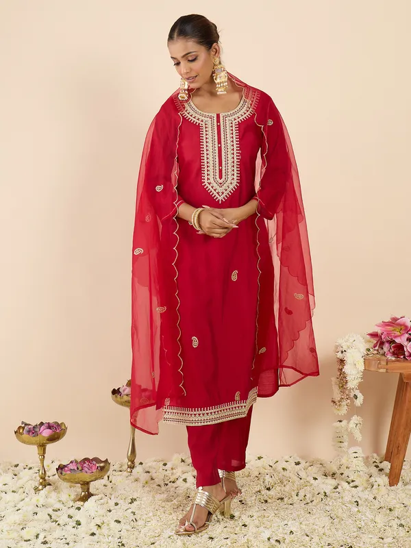 Pink_Silk_Blend_Embroidered_Kurta_Trouser_Dupatta_Set