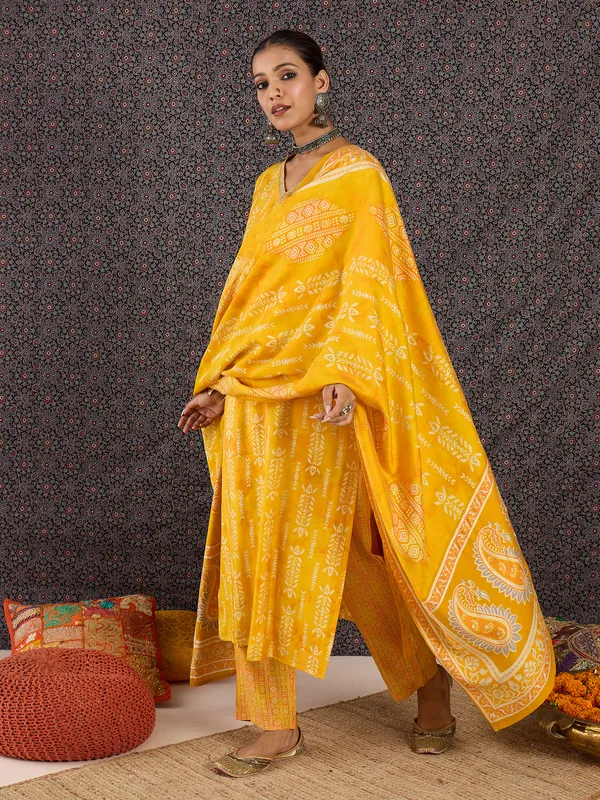 Yellow_Chanderi_Silk_Embroidered_Kurta_Trouser_Dupatta_Set