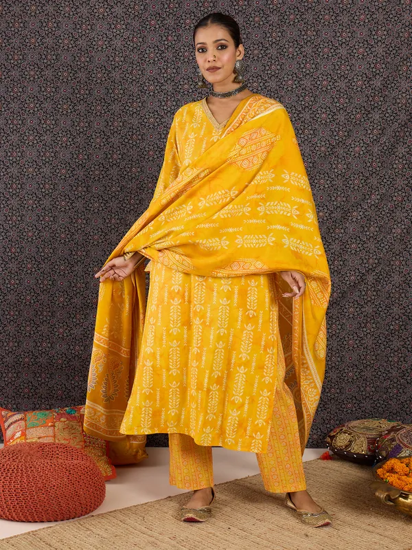 Yellow_Chanderi_Silk_Embroidered_Kurta_Trouser_Dupatta_Set