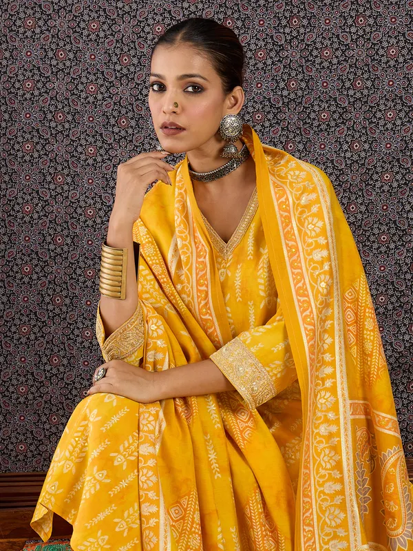 Yellow_Chanderi_Silk_Embroidered_Kurta_Trouser_Dupatta_Set