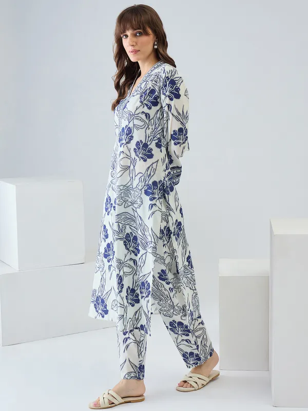 Off_White_Cotton_Straight_Kurta_with_Trousers