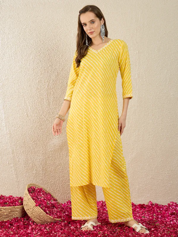 Yellow_Printed_Pure_Cotton_Kurta_Trouser_Set