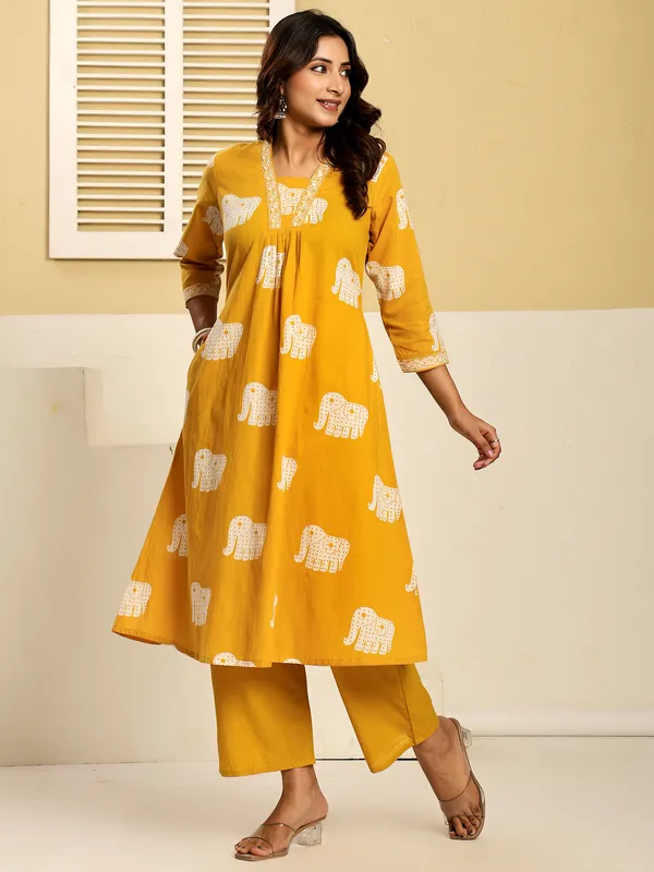 Yellow_Printed_Pure_Cotton_Kurta_Trouser_Set