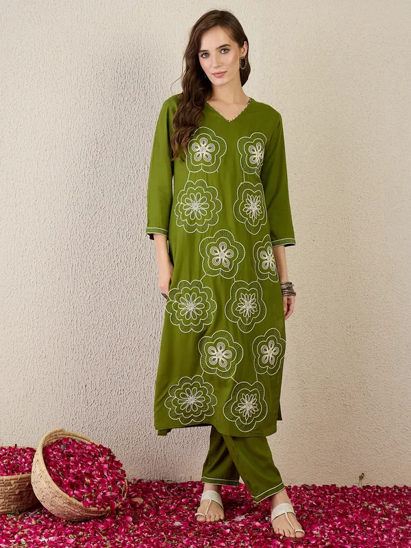 Green_Embroidered_Viscose_Rayon_Kurta_Trouser_Set