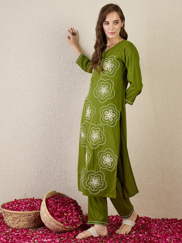 Green_Embroidered_Viscose_Rayon_Kurta_Trouser_Set