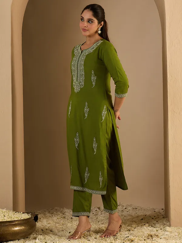 Green_Embroidered_Viscose_Rayon_Kurta_Trouser_Set