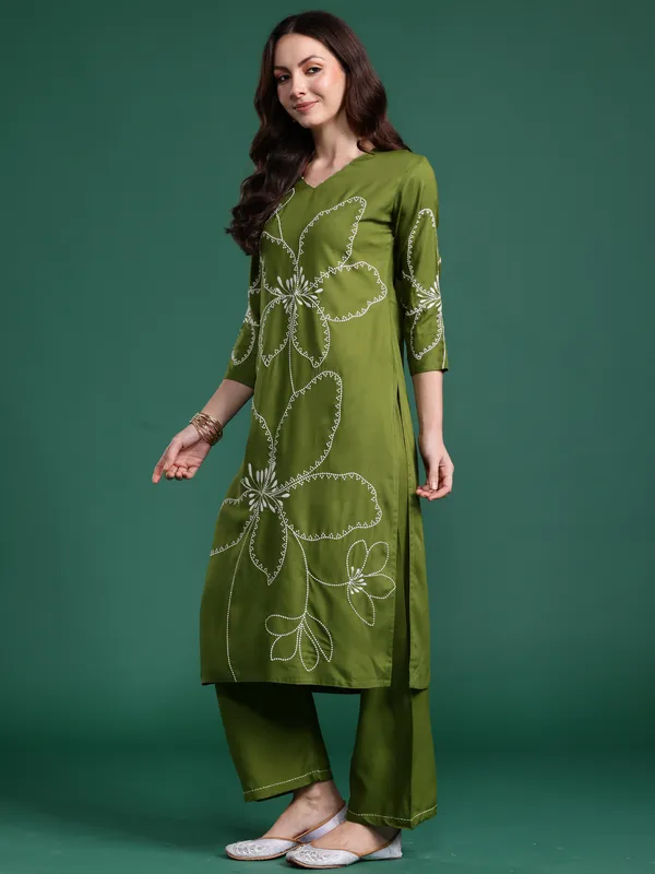 Green_Embroidered_Viscose_Rayon_Kurta_Trouser_Set