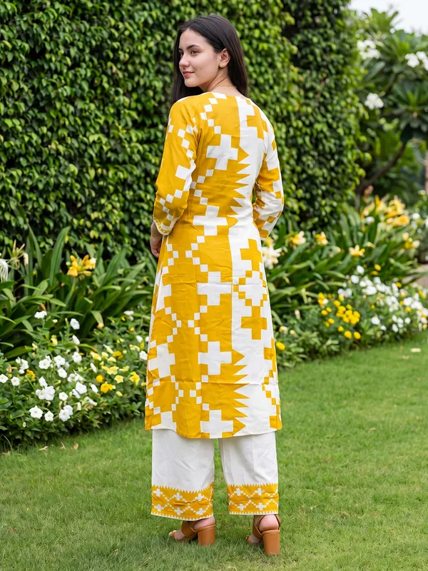 Multicolor_Printed_Viscose_Rayon_Kurta_Trouser_Set