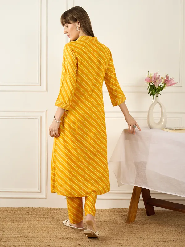 Mustard_Printed_Viscose_Rayon_Kurta_Trouser_Set