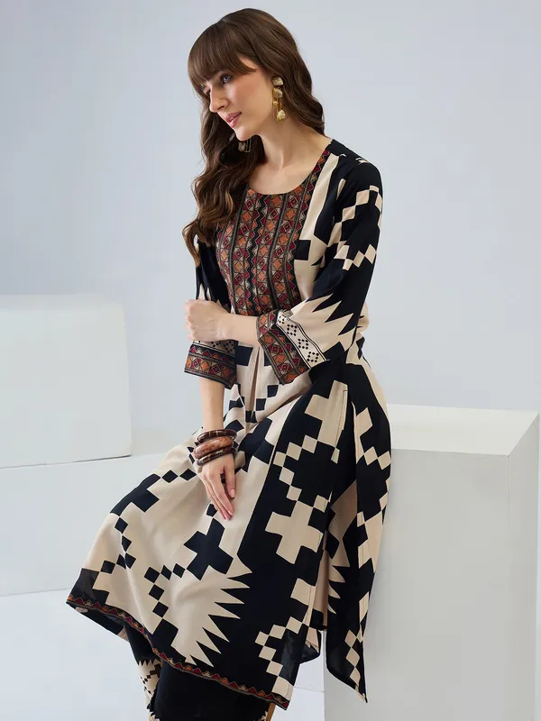 Off_White_Printed_Viscose_Rayon_Kurta_Trouser_Set