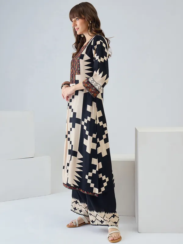 Off_White_Printed_Viscose_Rayon_Kurta_Trouser_Set