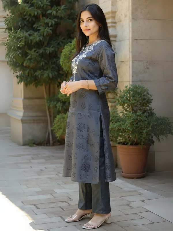 Grey_Embroidered_Chinon_Kurta_Trouser_Set