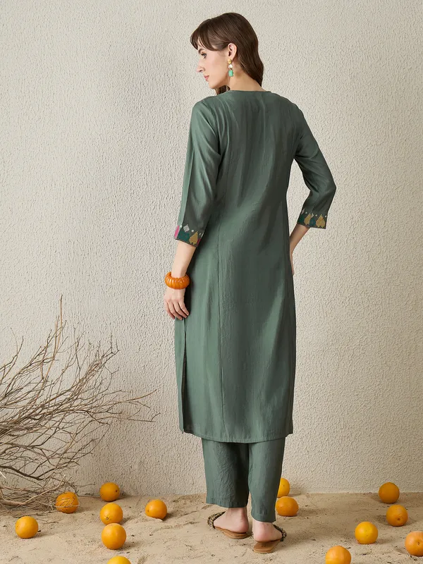 Grey_Embroidered_Silk_Kurta_Trouser_Set