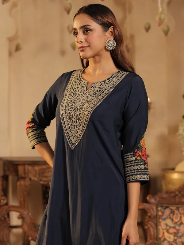Navy_Blue_Embroidered_Silk_Kurta_Trouser_Set