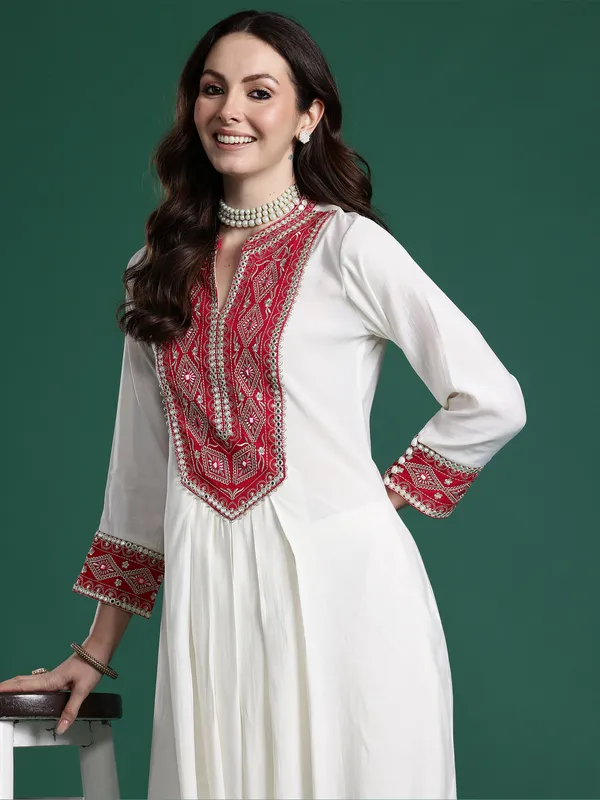 Off_White_Embroidered_Silk_Kurta_Trouser_Set