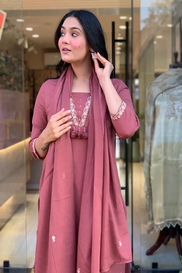 Floral_Embroidered_Pure_Cotton_V_Neck_Kurta_Trouser_&_Dupatta_Set