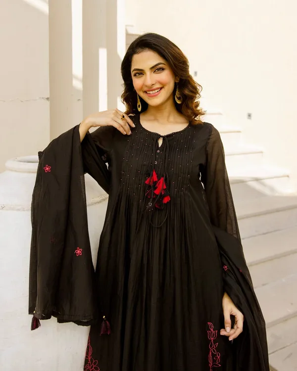 Floral_Embroidered_Pure_Cotton_Round_Neck_Kurta_Trouser_&_Dupatta_Set
